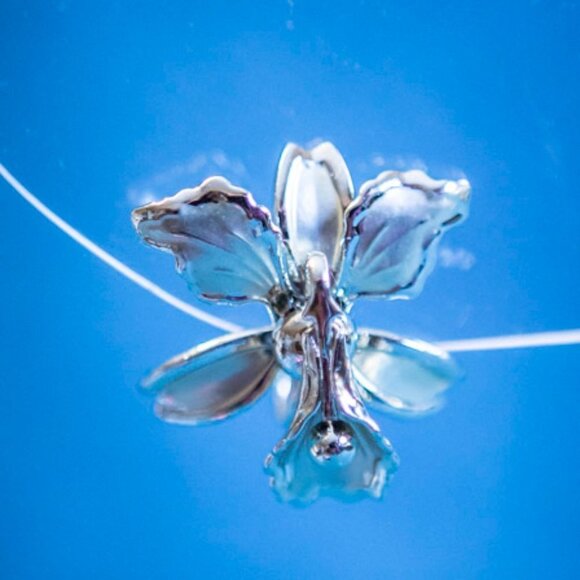 BEAUTIFUL Vintage Orchid Screw Back Earrings Silver Tone - Picture 3 of 9